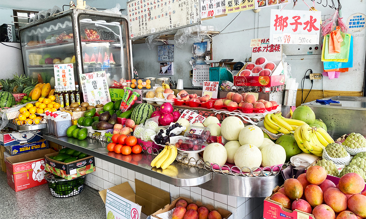 水果行、冰菓室、果汁店齊聚一堂！來場台南特色水果店巡禮，入座切盤老字號嚴選鮮果