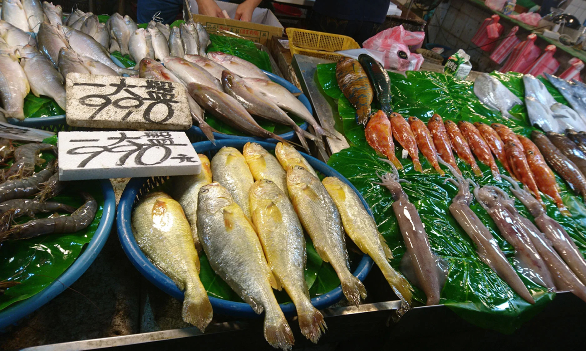 過年好料年年有魚，但大啖海鮮曾潮時尚、還須仰賴進口貨？從餐桌回望海產台灣百年史