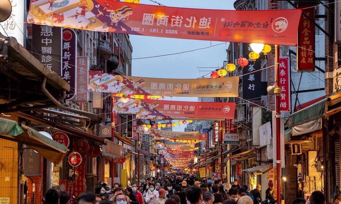 2025台北年貨大街亮點總整理｜迪化街首推禁菸、串聯10大年味商圈、免費接駁車、蛇年發財金