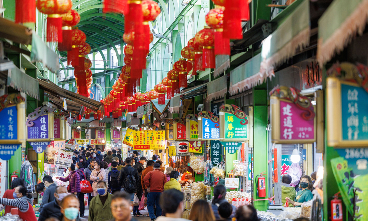 過年前必逛！2025高雄年貨大街｜左營眷村、三鳳中街南北貨，挑好吃好物迎接新春