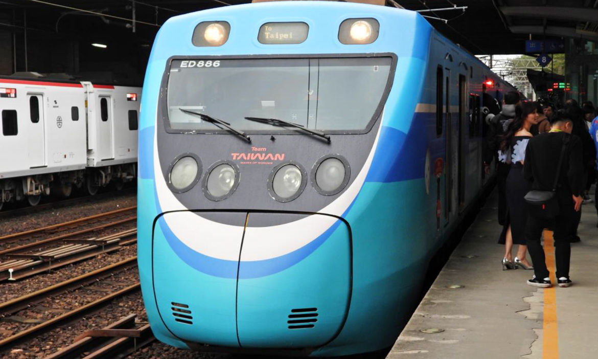 搭彩繪列車「微笑冠軍號Team Taiwan」到桃園賞台灣燈會，結合棒球元素、期間限定便當