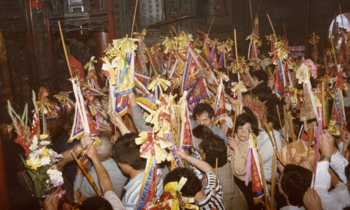媽祖遶境進香人數為何屢創高峰？發現以「物」聯繫的儀式宇宙與信仰的「動詞」力量