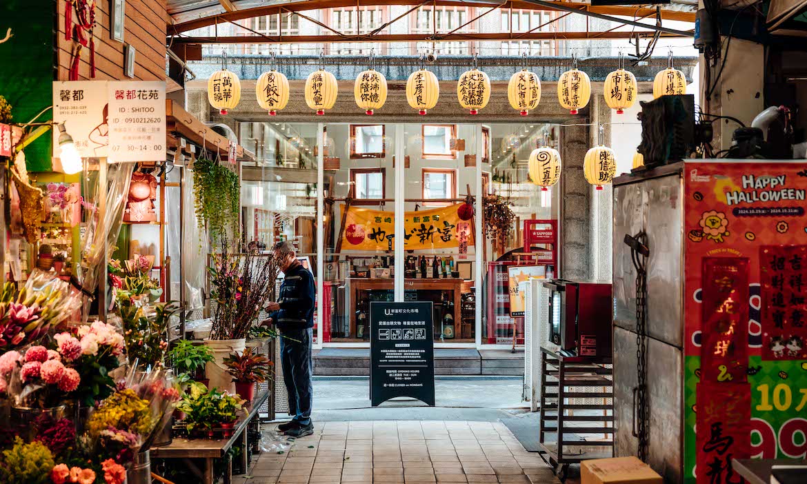 微醺散步台北萬華歷史街區，龍山寺、東三水街市場、美食老店，飽讀艋舺三百年
