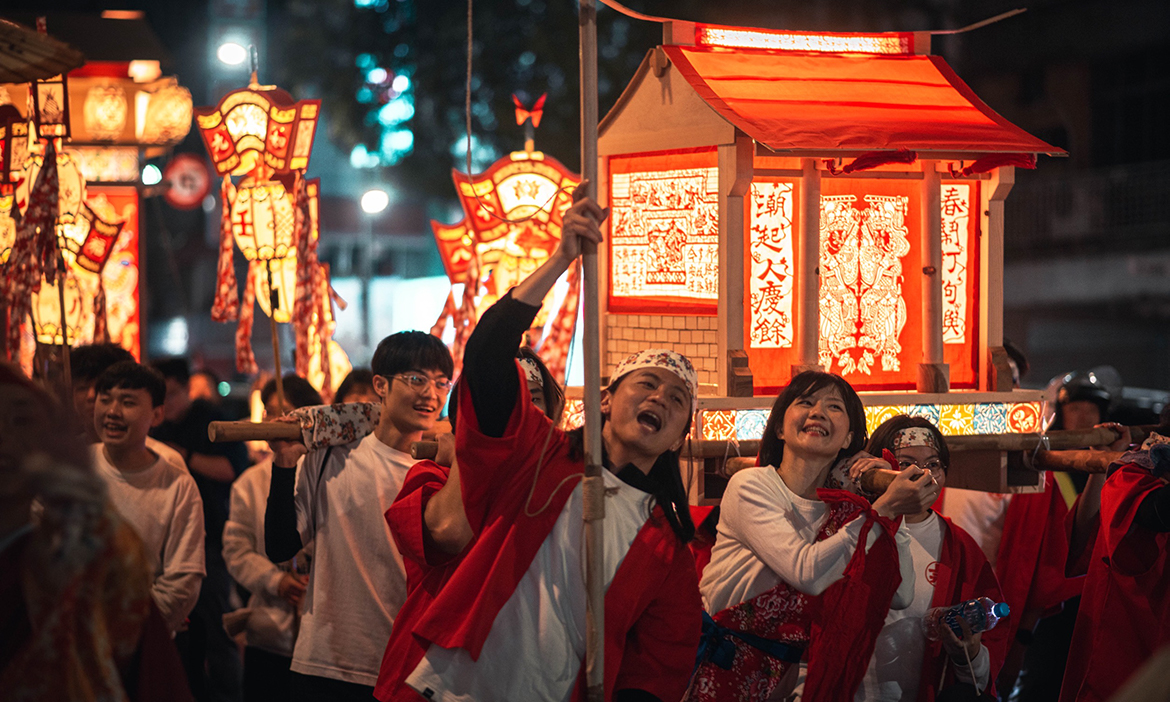 小書店掀起的夜遊慶典！跟著高雄「上元春鬧」一路鬧到鹽埕港邊，喊出港都新喜事