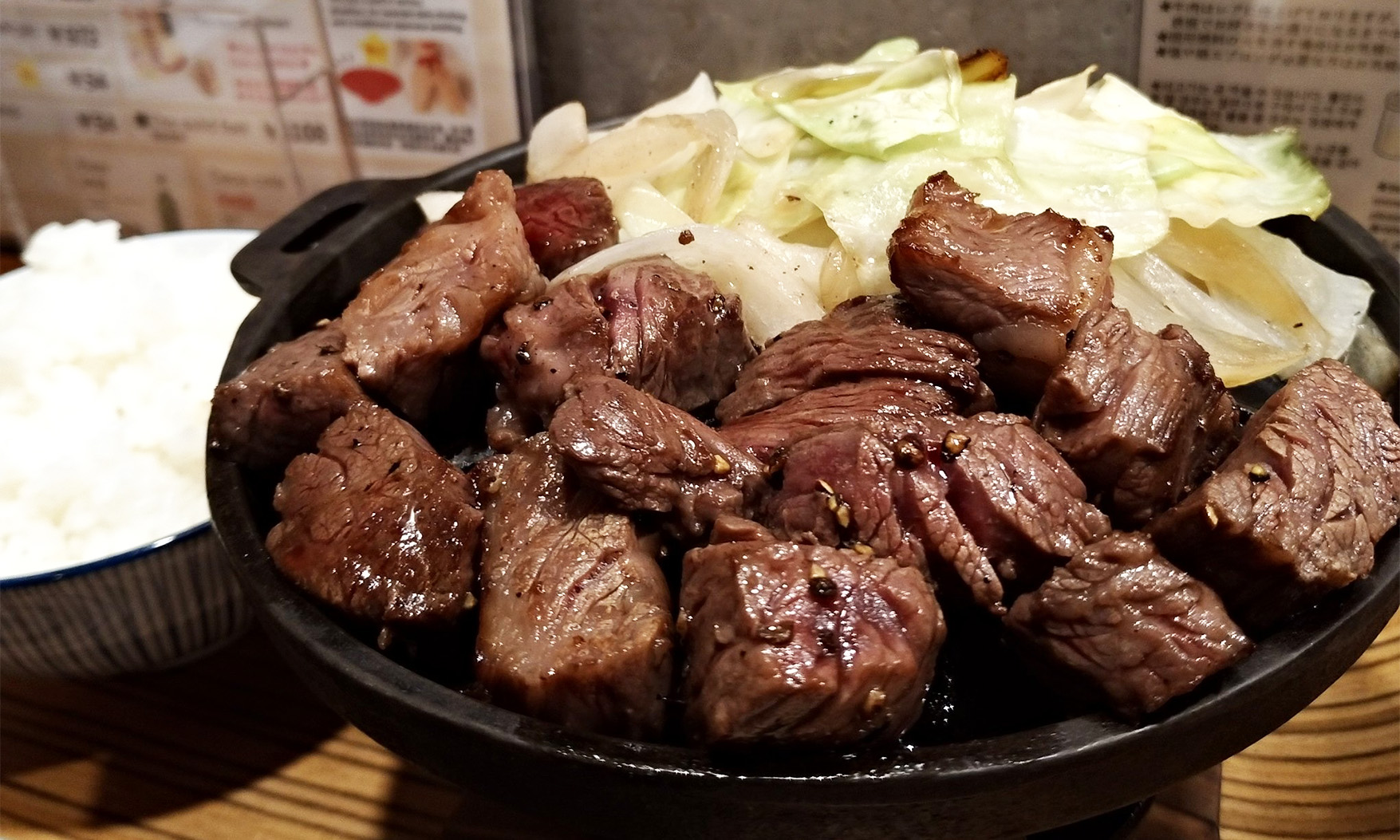 日本京都「佰食屋」每日限定100份蓋飯賣完就打烊，看見「剛好就好」的小商家幸福方程式