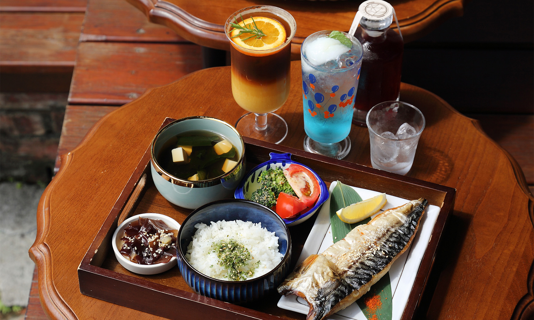高雄眷村巡禮｜左營海軍老宅吃和食、喝咖啡，鳳山二手書店與貓狗相伴的春日療癒行旅