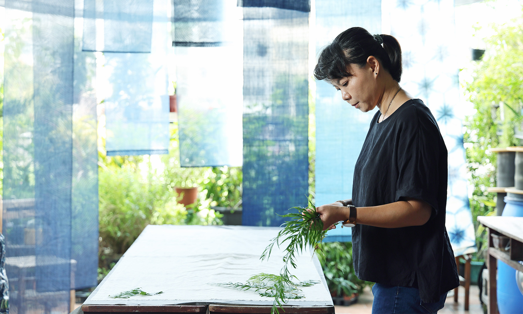 跟著節氣煮色染布，高雄仁武「大地工作坊」玩轉植物染，布疋上讚頌自然時尚