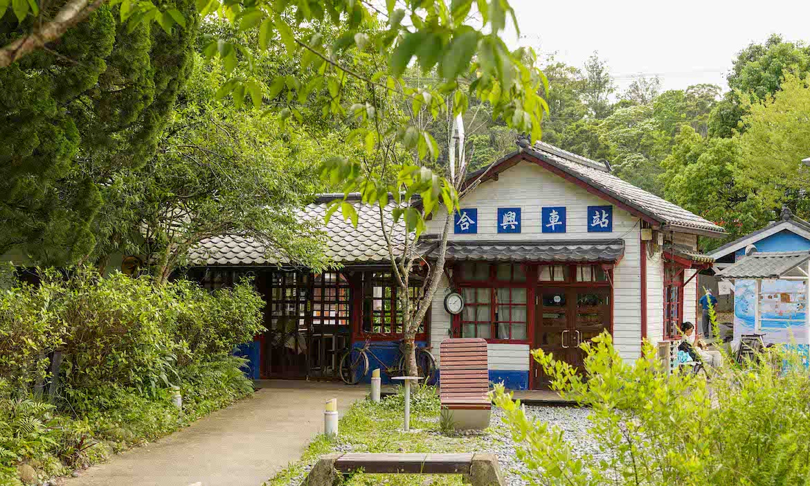新竹內灣支線小旅行｜走青蛙石步道、追橫山油桐花，入夜賞東窩溪螢火蟲，一路蒐集客家米食滋味