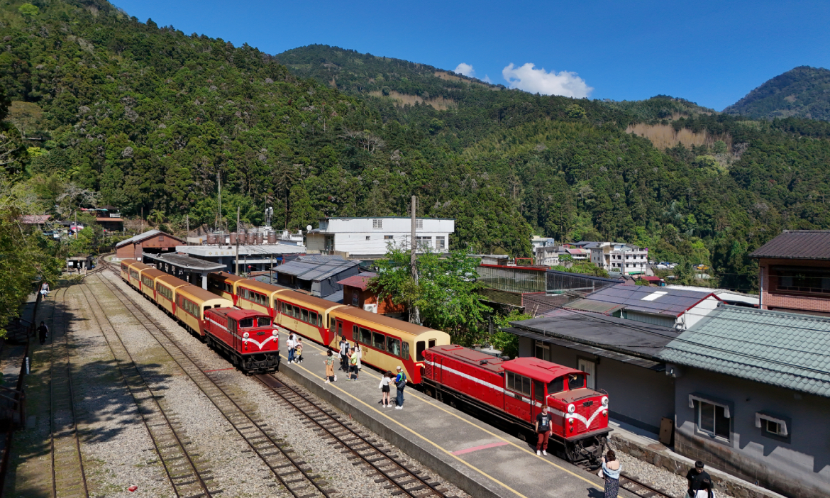 搭阿里山林鐵入境嘉義山城奮起湖，走步道逛老老街，從車庫老照片回憶舊時光