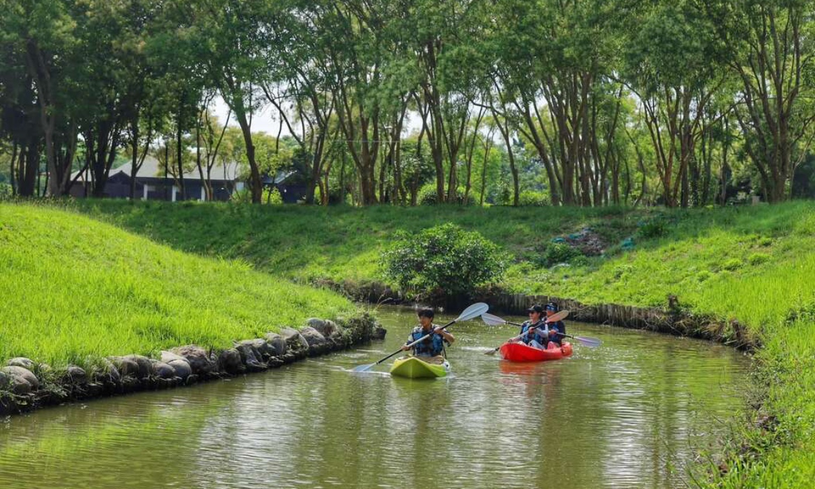 悠遊台南柳營「德元埤荷蘭村」，享受露營、美食與獨木舟，體驗河道上漫舟的水道風光