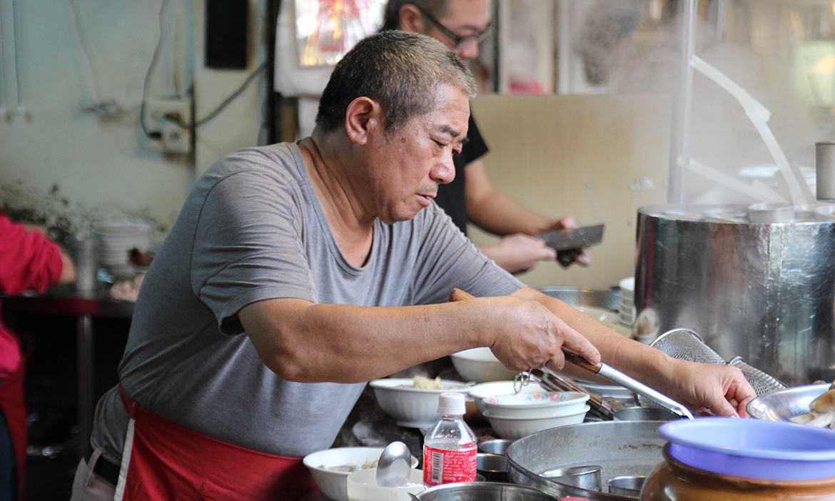 必訪府城經典美食｜台南中西區「阿明豬心」品嚐獨門內臟料理，像看一場餐桌上的脫口秀