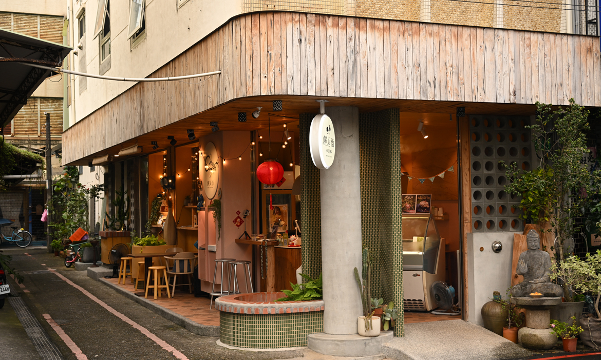 坐在宜蘭市轉角街屋吃冰，品嚐「邂逅街」冰淇淋拌入蘭陽四季的風土滋味