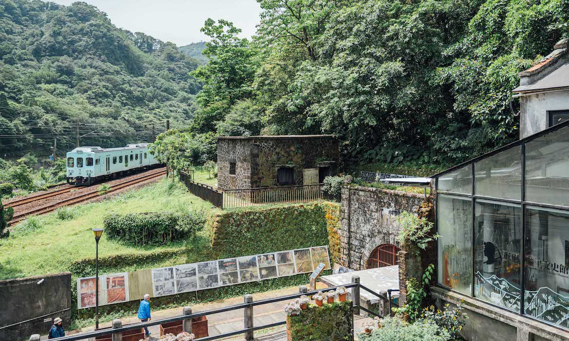 老礦工來帶路，深入新北瑞芳「猴硐礦工文史館」回望黑金歲月，火牌仔、老照片留存坑道記憶