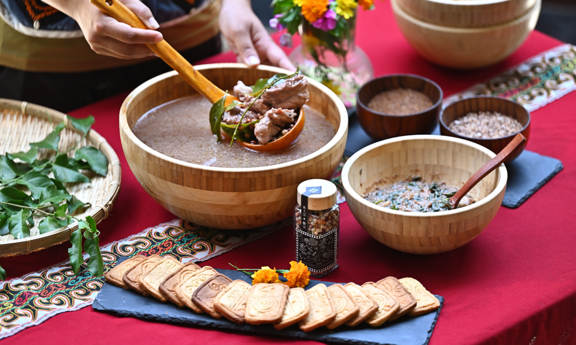 體驗高雄茂林萬山部落餐桌，懶惰吉拿富、山柚排骨樹豆湯，石板屋裡品味山林滋味