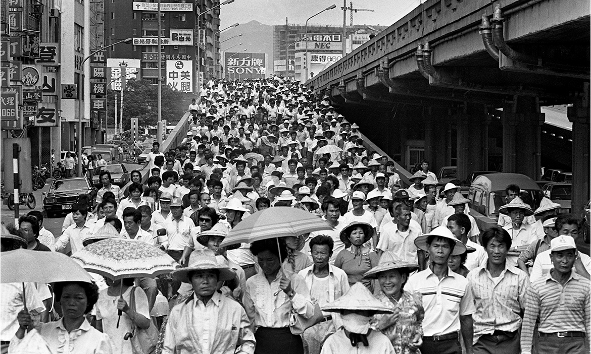 跟著紀實攝影家謝三泰重返歷史現場，用一幀幀黑白底片，走過台灣自由民主的進化史
