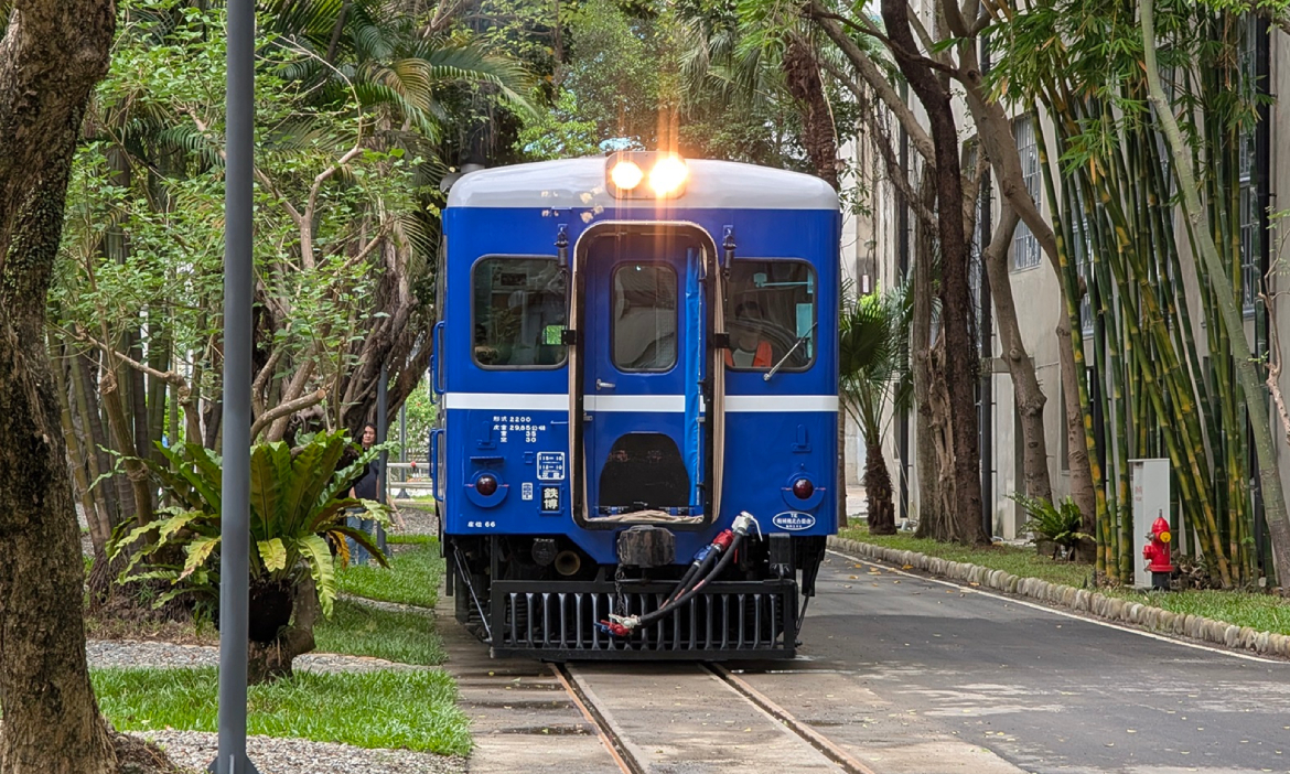 唯一行駛台北市區的藍皮列車！「活的鐵道博物館」首班發車，假日限定乘車體驗登場