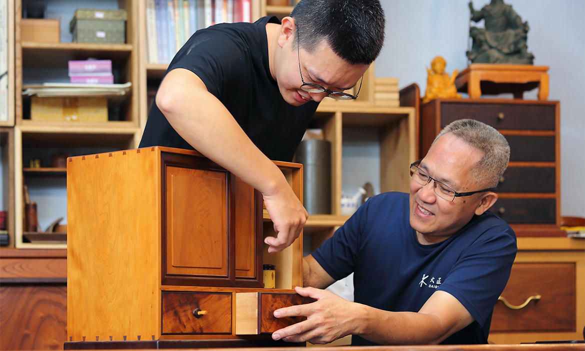 到高雄小港「大匠座」療癒學木工，木匠父子共築工藝美學，一榫一卯接起彼此的心