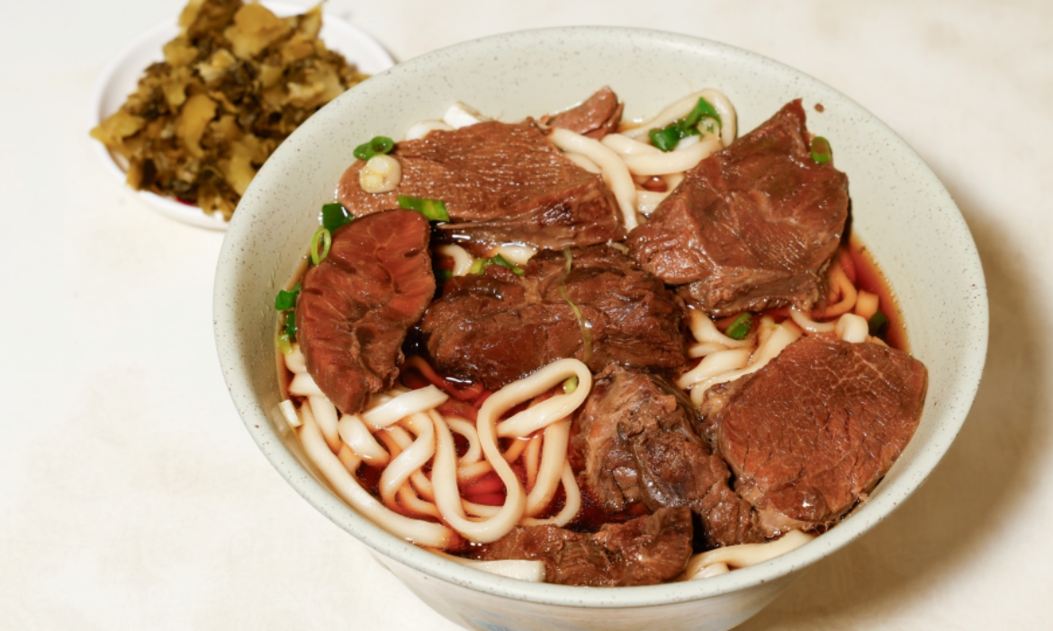 台北牛肉麵圖鑑｜各派特色、美味關鍵，跟著台北國際牛肉麵節與《米其林指南》大啖經典美食