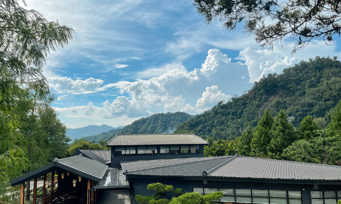 春水堂打造南投國姓新地標「春秋山林」，泡足湯、手作、百道餐飲，在山林間五感新體驗