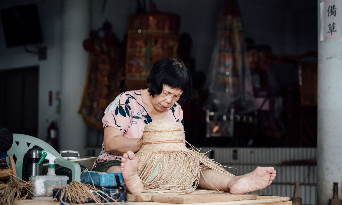 苗栗苑裡藺草工藝轉身，手編草帽從田間登上國際舞台，台灣藺草學會織出農村新未來