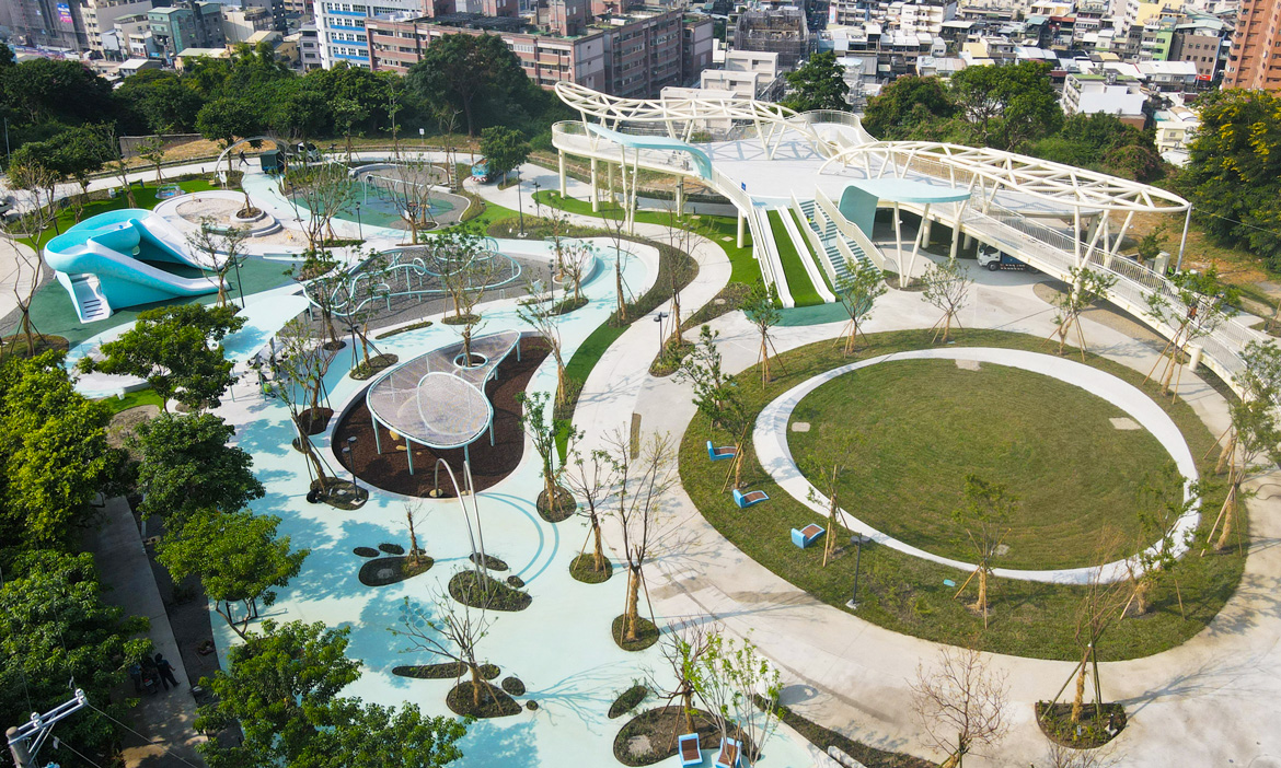 在雲朵上玩耍的共融公園！彰化「八卦山天空遊戲場」以美學打造山與平原間的綠色教室