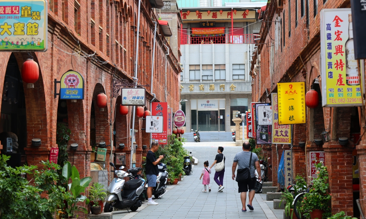 踅金門後浦老街，隨縫紉聲、藥香與理髮剪影流轉，感受戰地浯島的生活變遷