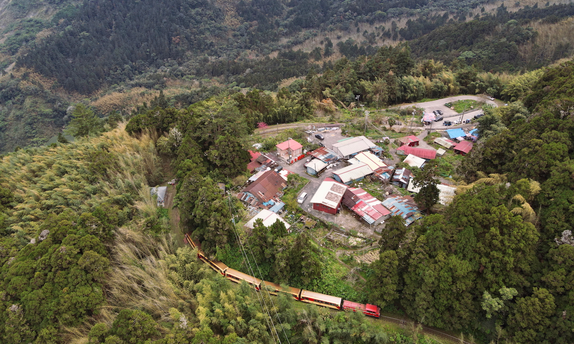 秋日深入嘉義阿里山多林小站，遠眺壯麗塔山、玉山，探訪隱世家園得恩亞納社區