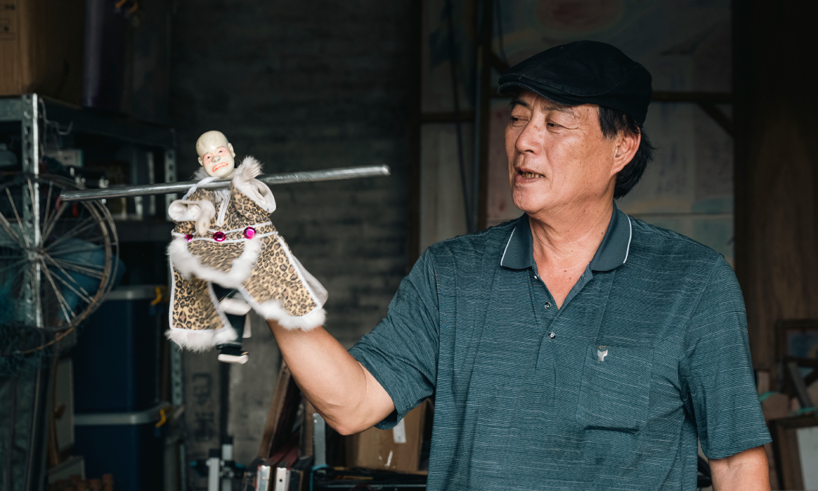 看見棚架黑幕後的舞弄真功夫！屏東潮州明興閣掌中劇團團長蘇俊榮 手舉戲偶演繹人生