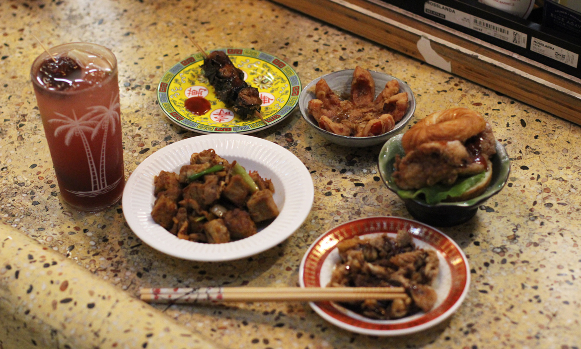 以雙主key不斷熱力變形，歡迎入夜光臨高雄鹽一市場內的美食土地公「空腹虫大酒家」