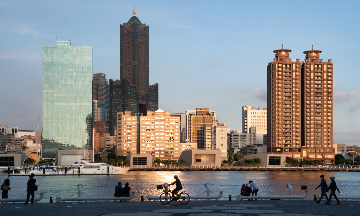 沿高雄愛河出發行水路，濕地、磚窯廠、亞洲新灣區，追尋港都母親河的河岸記憶