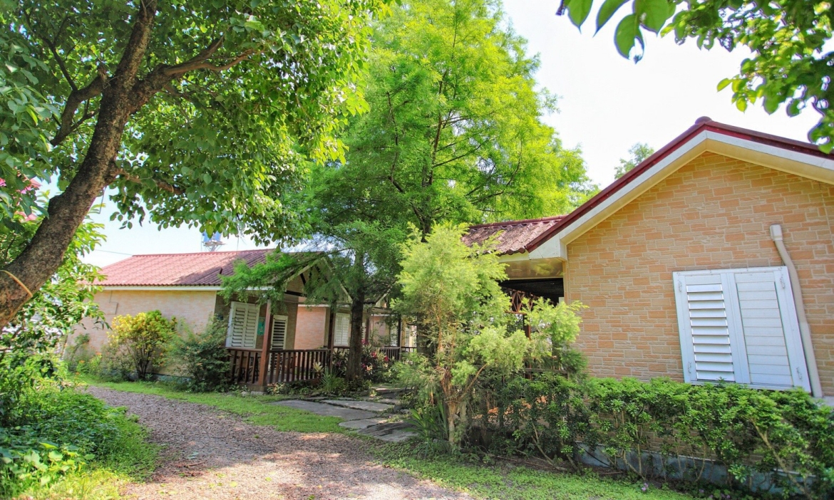 走訪宜蘭冬山童話村生態渡假農場，體驗養蜂、賞寒梅、採摘亮黃金棗，體驗四季風景