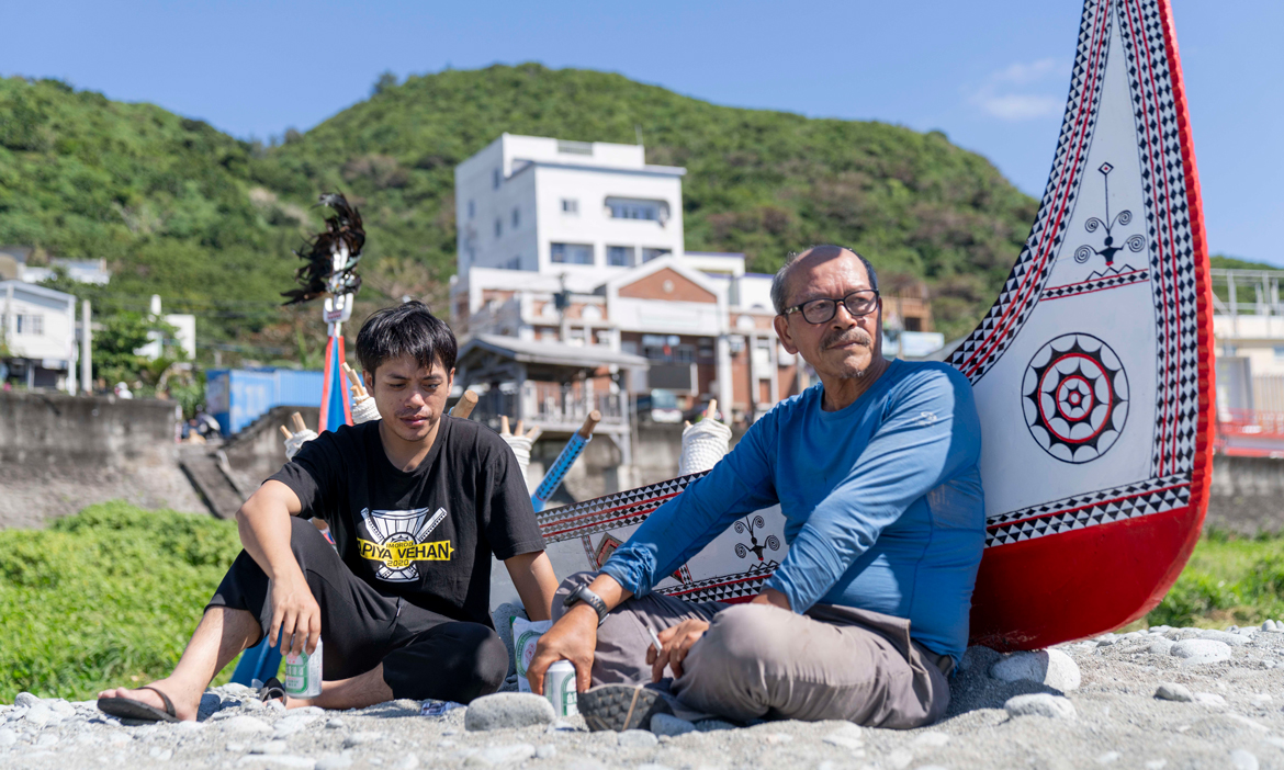 紀錄片《大海浮夢》夏曼．藍波安父子同心造舟，以身體創作蘭嶼達悟詩篇