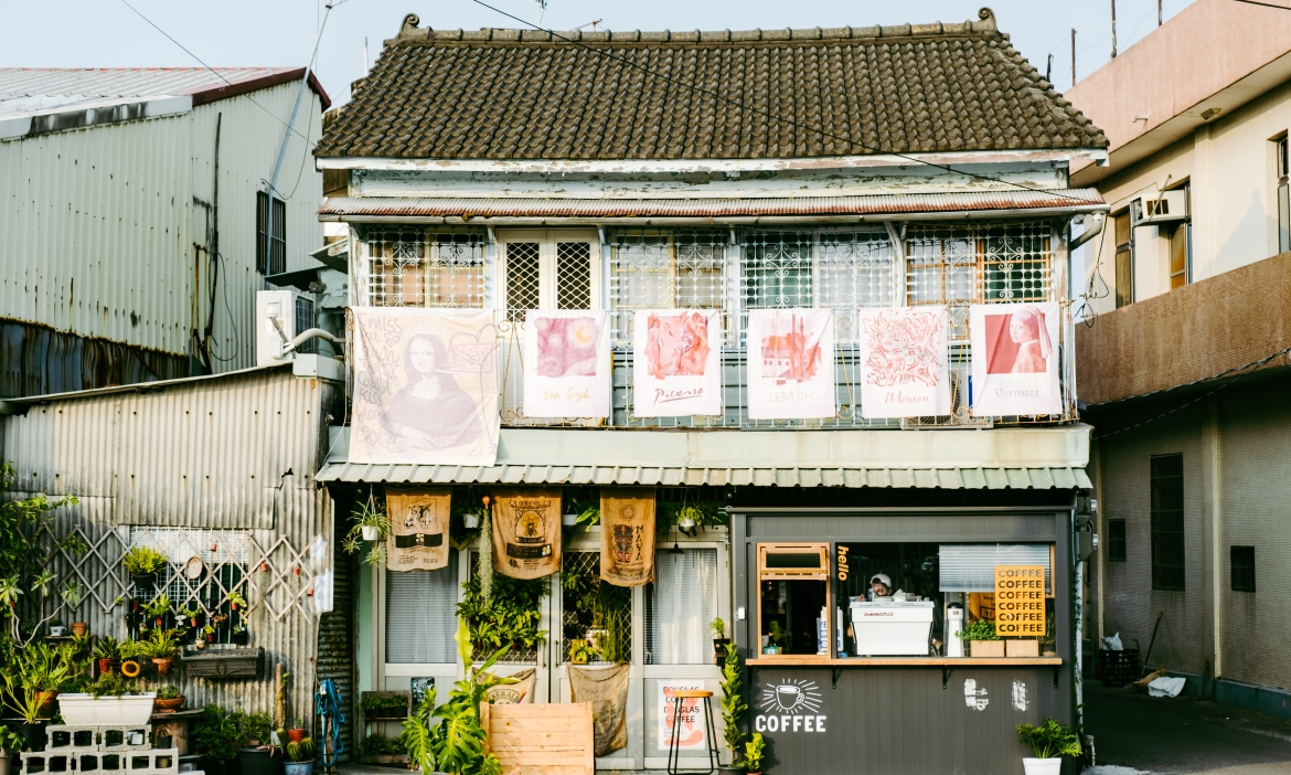 從一座貧民醫院出發，到嘉義鹿草嚐豆腐嗲、無菜單海鮮，在老屋咖啡廳裡喝一杯