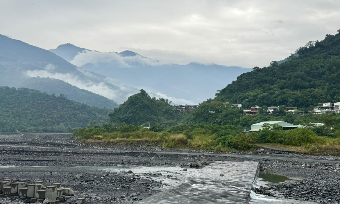 深入屏東來義、泰武，到北大武山側尋找創意排灣料理，沿著百年水圳、古道回望部落歷史