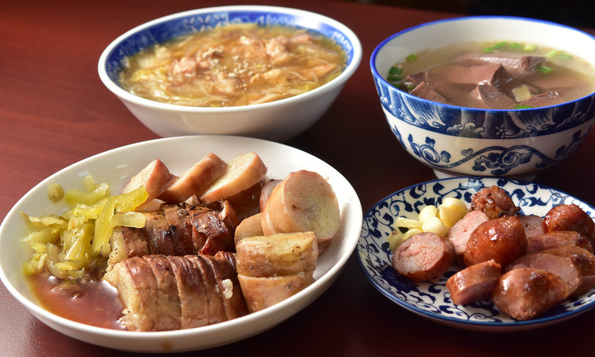 以屏東南州「溪洲代天府」為準，從日到夜品味廟口小吃，來份甜鹹水煎包、一甲子大腸香腸
