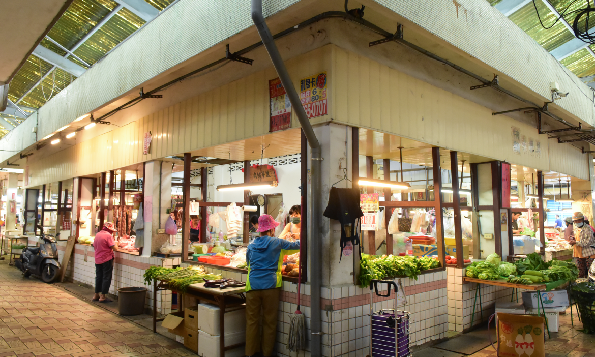 從屏東南州市場出發，吃菜頭粿、粉腸跟進在地人的一日起手式，如意宮前大嗑台式早餐