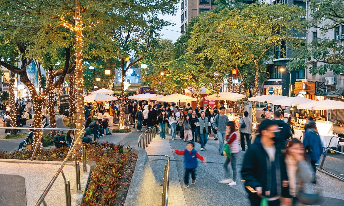 台北都會漫步路線｜白天逛中山書街與特色咖啡館，夜訪圓山花博嚐異國料理、享受音樂派對