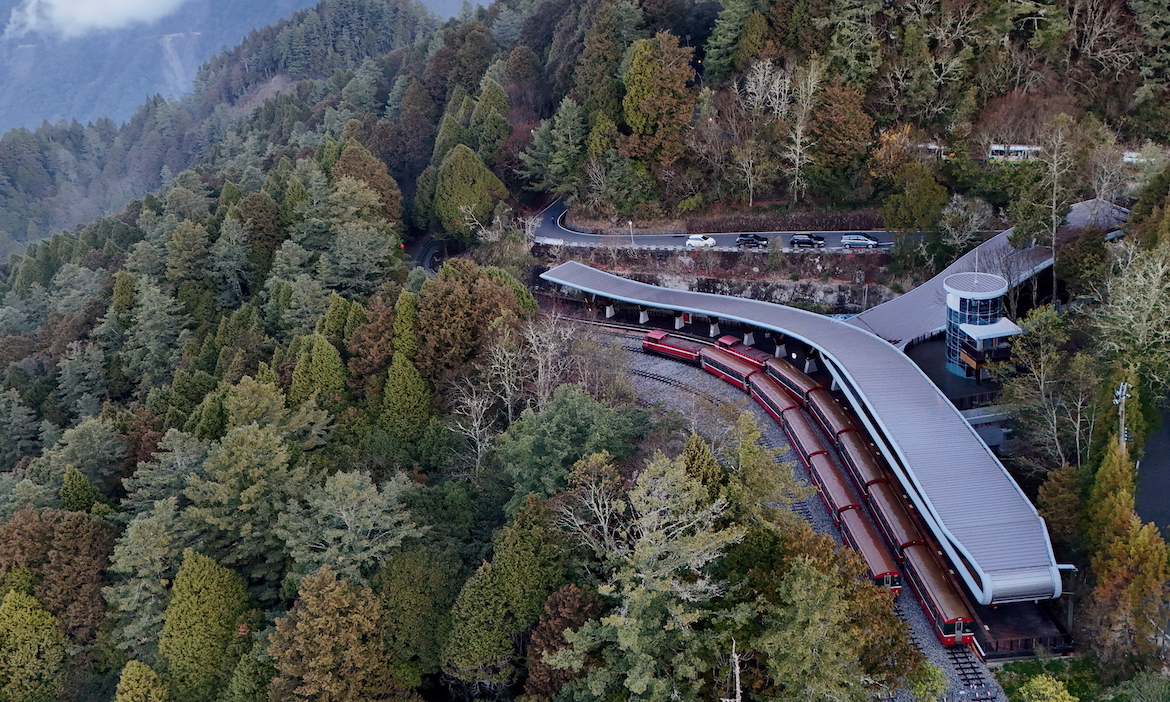 山林甦醒前的一班列車，乘「祝山觀日列車」迎接嘉義阿里山的黎明破曉