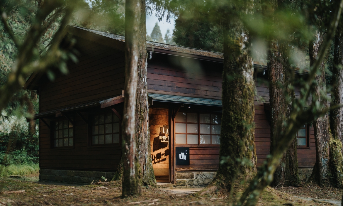 回望林場記憶，走進阿里山林業故事館與山野創作館，在建築裡閱讀百年山林故事