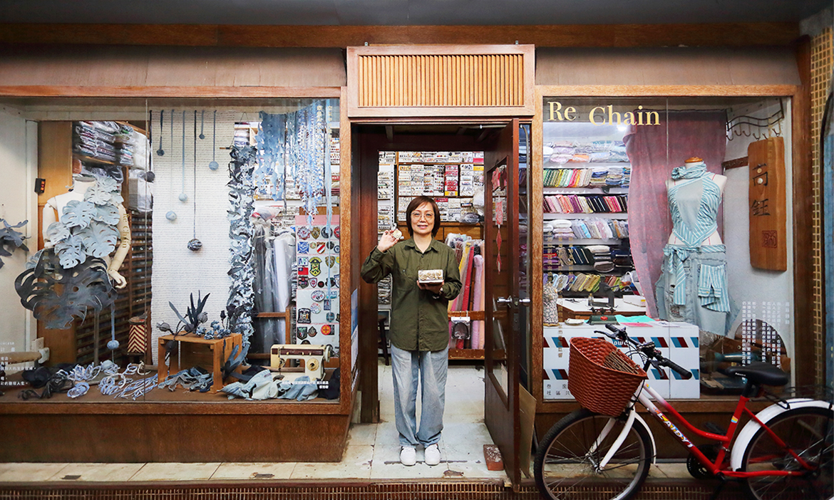 走一趟時尚史，穿梭高雄鹽埕布莊、裁縫店與鈕扣行，重現港都訂製服飾的老派時髦