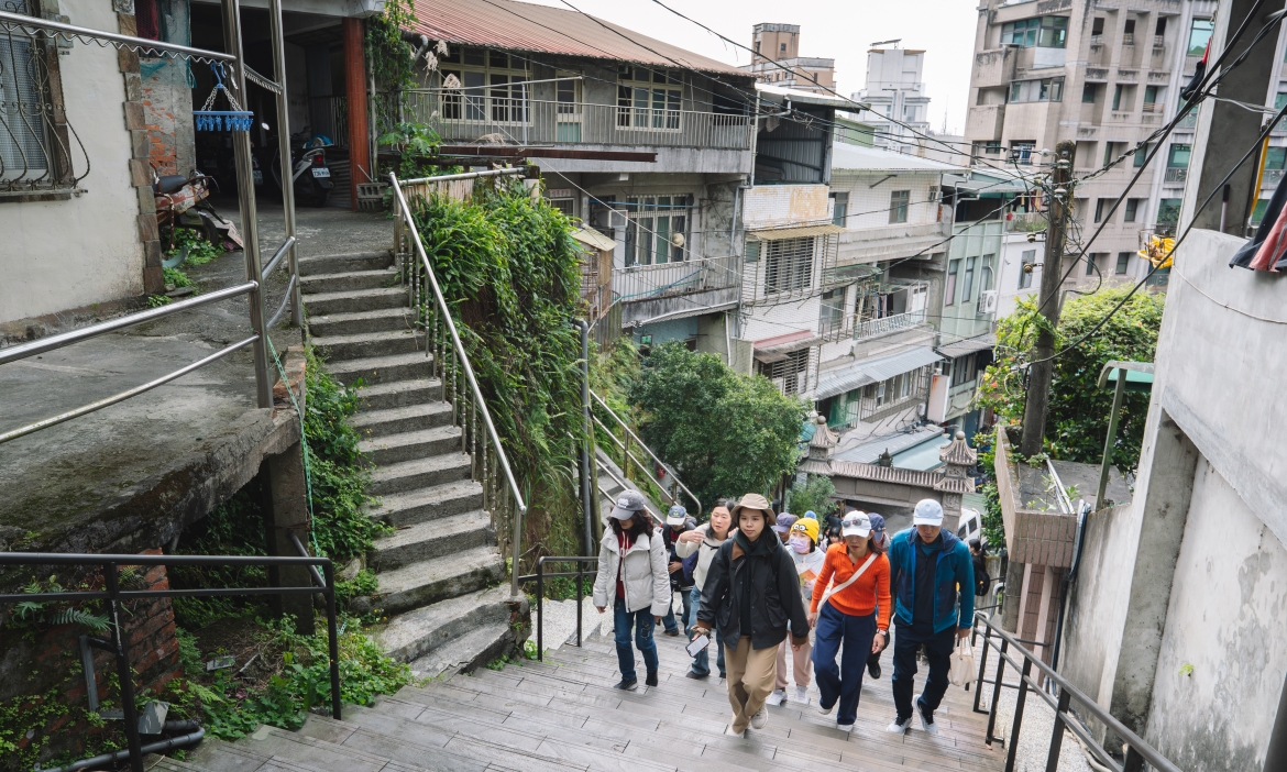 散步台北文山區，從山林步道、古蹟廟宇到市場街區，循氣味找回地方記憶與生活風景