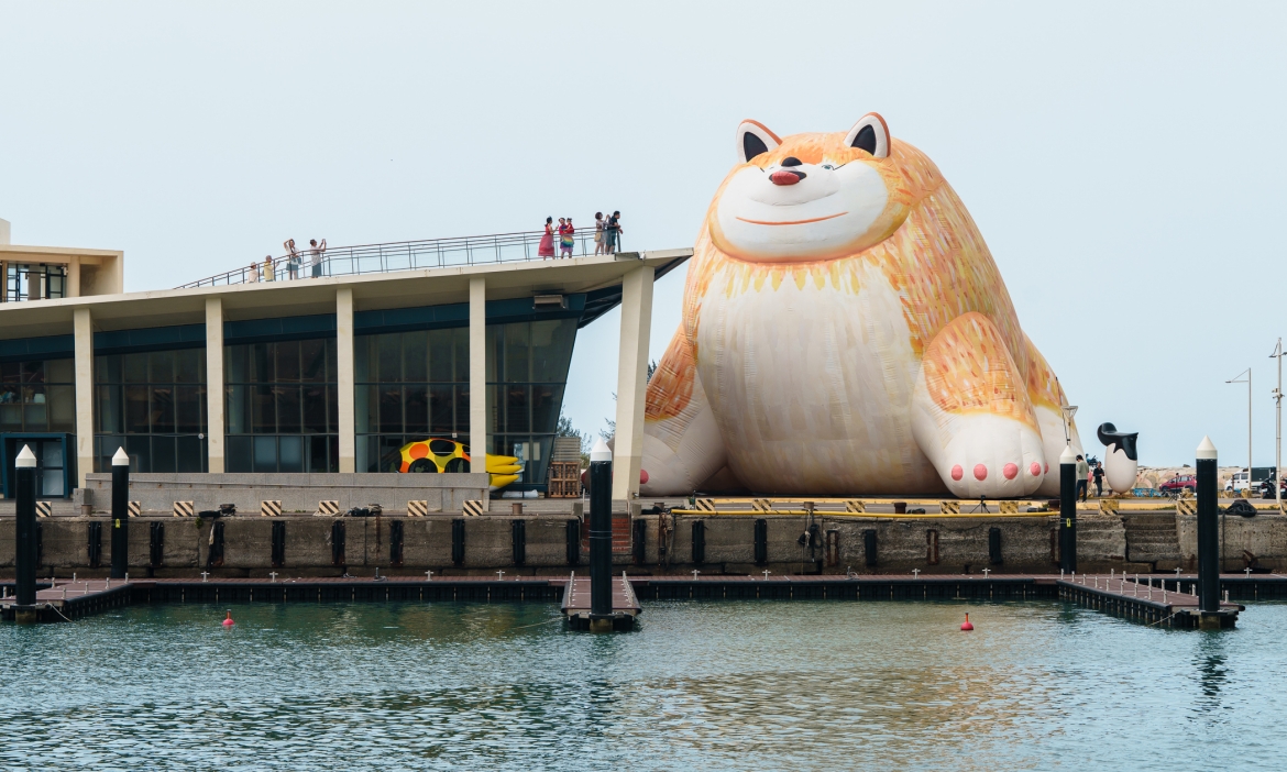 2026屏東看海美術館展覽，台日藝術家聯展《日常偏移》4/18登場，14米巨形博美超療癒
