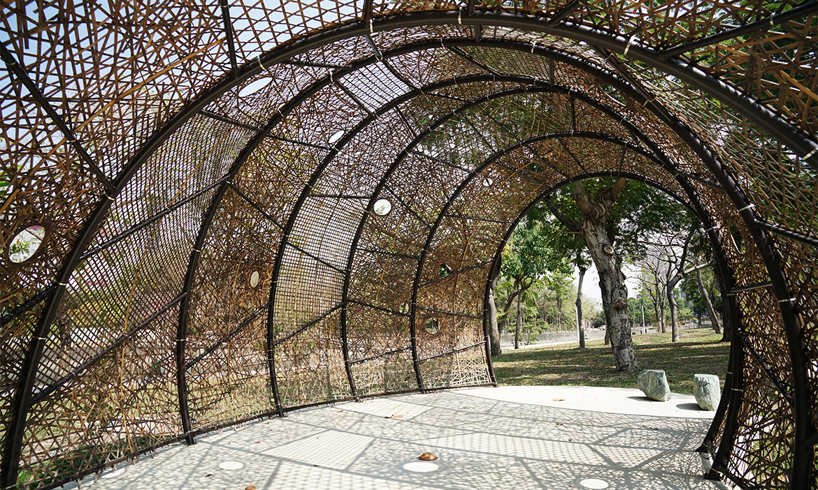 高雄客家文化新地標「盤花公園」，漫步光之塔、竹編蛹道、樹仔涼亭，感受客庄九香的芬芳