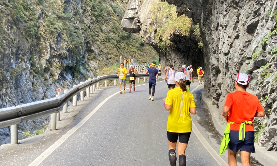 記憶花蓮太魯閣峽谷馬拉松，穿越隧道黑暗與山谷岩壁，等待太魯閣迎光而來