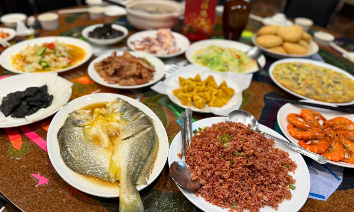 到依嬤家食飯！南竿「依嬤的店」吃一桌馬祖家常味，用料理留下與海相依的漁村歲月
