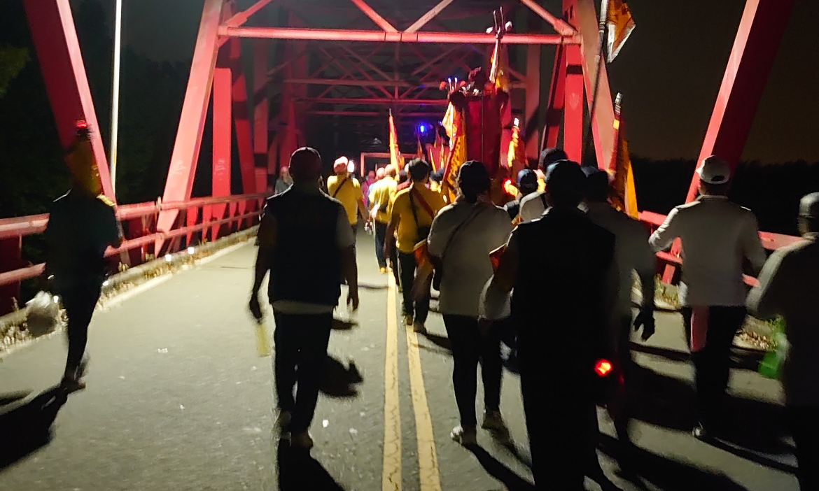 隨大甲媽祖遶境進香走過長夜，從嘉義新港奉天宮到雲林西螺福興宮，遇見微光中的溫暖佈施