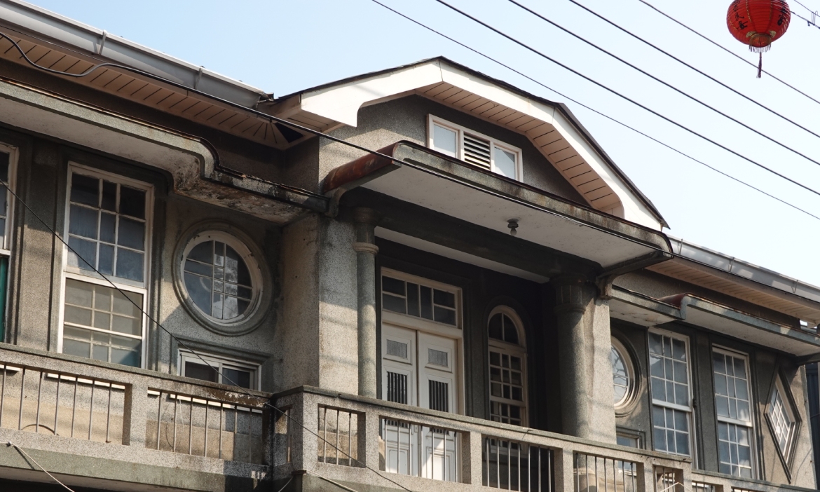漫遊嘉義市公明路「醫生街」，穿越漢藥房、老醫院遇見文學館，跨時代尋一帖心靈處方