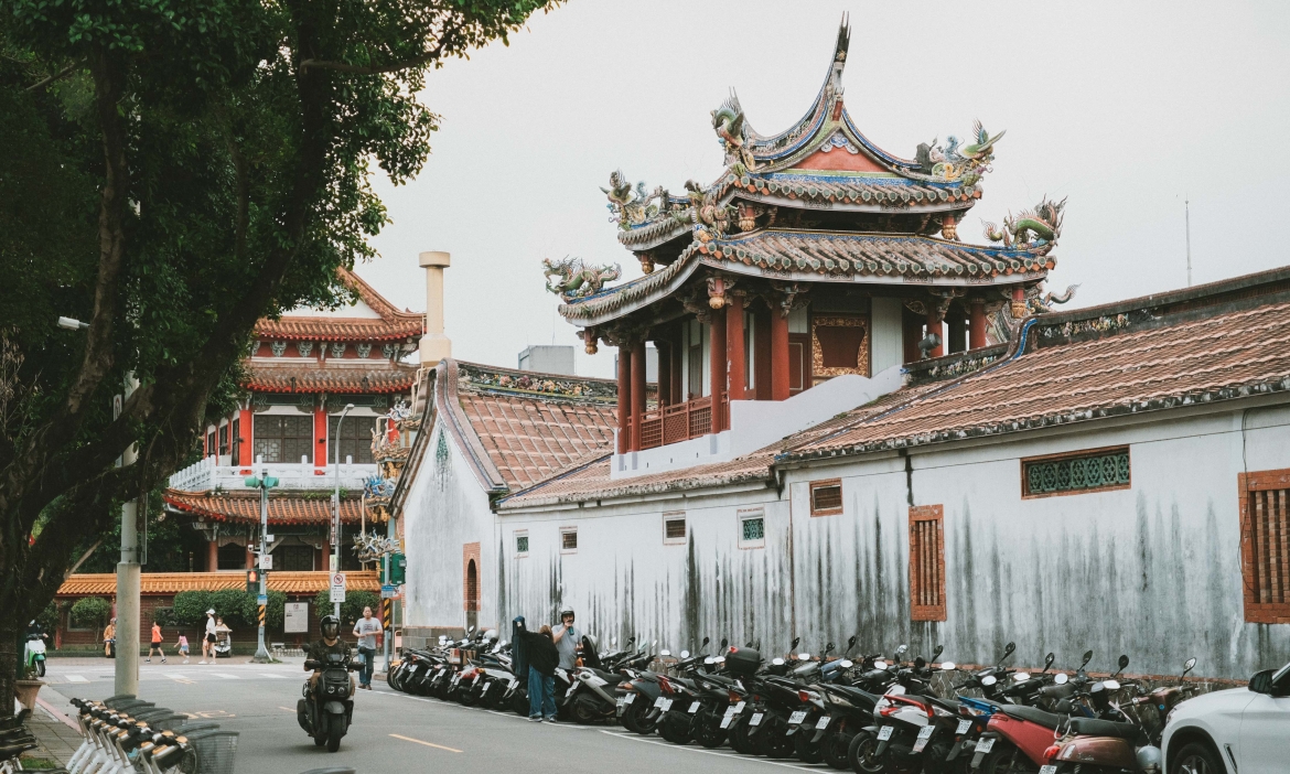 台北大龍峒散步｜逛大龍市場吃炸蛋餅、鯊魚煙，走訪百年保安宮與古寺，感受老街區日常