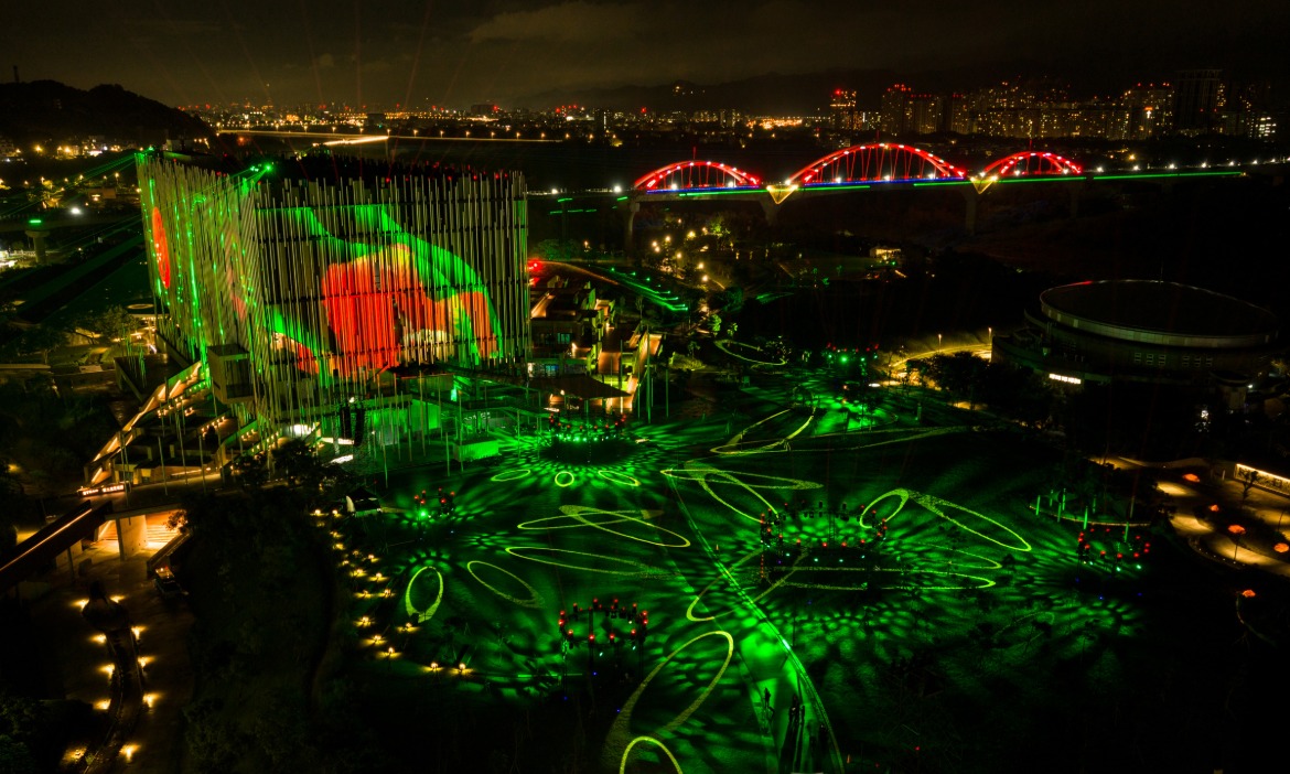 新北市美術館化身流動光影世界！《海山夜行》融入城市地景，打造360度環景光雕劇場