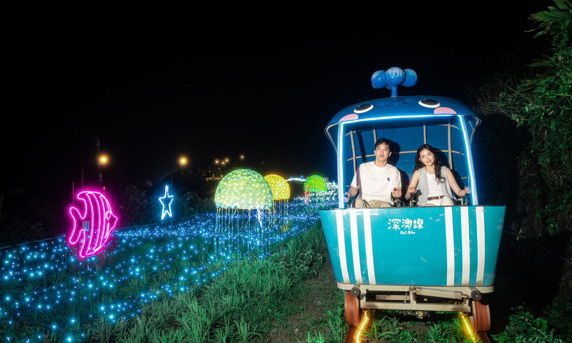 新北暑假一日遊行程｜深澳鐵道自行車「星臨騎境」夜間9大星光燈區、水豚君驚喜陪騎